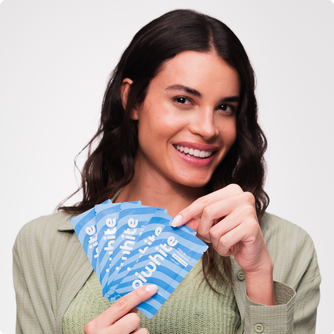 como_usar_as_fitas_de_clareamento_dental_oiwhite
